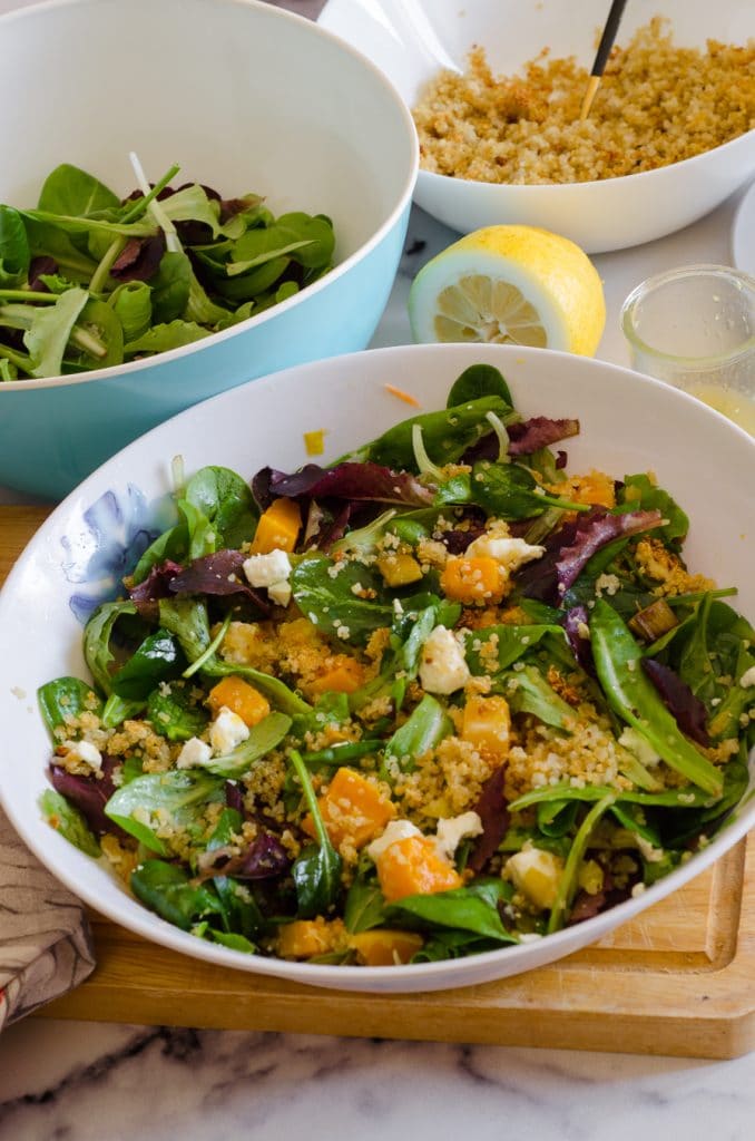 Ensalada con quinoa crujiente, verduras y feta