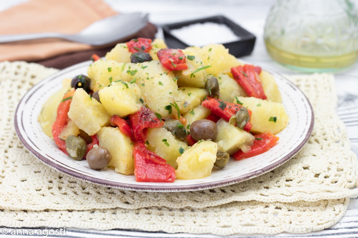 Ensalada de patatas pimientos y aceitunas