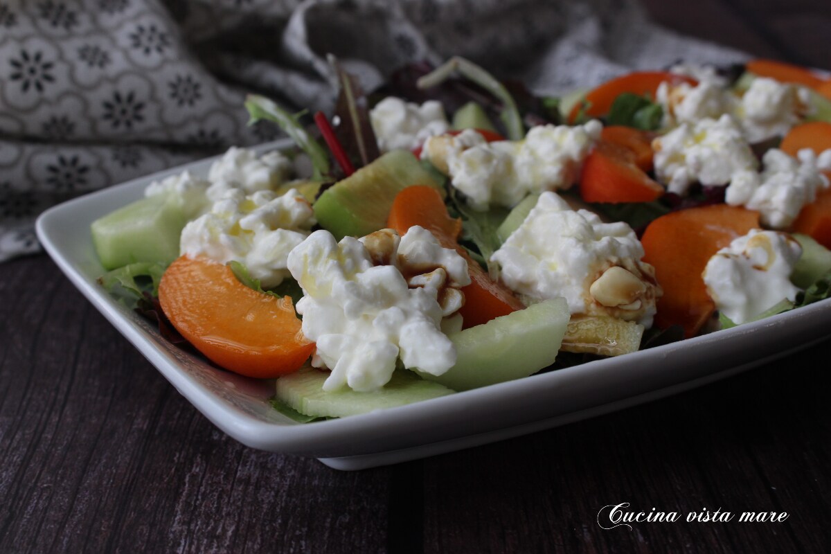 Ensalada de albaricoques y requesón