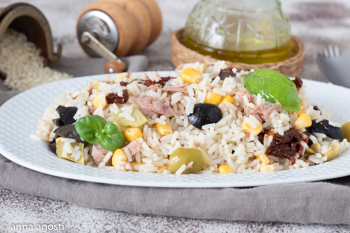 Ensalada de arroz sencilla con atún y aceitunas