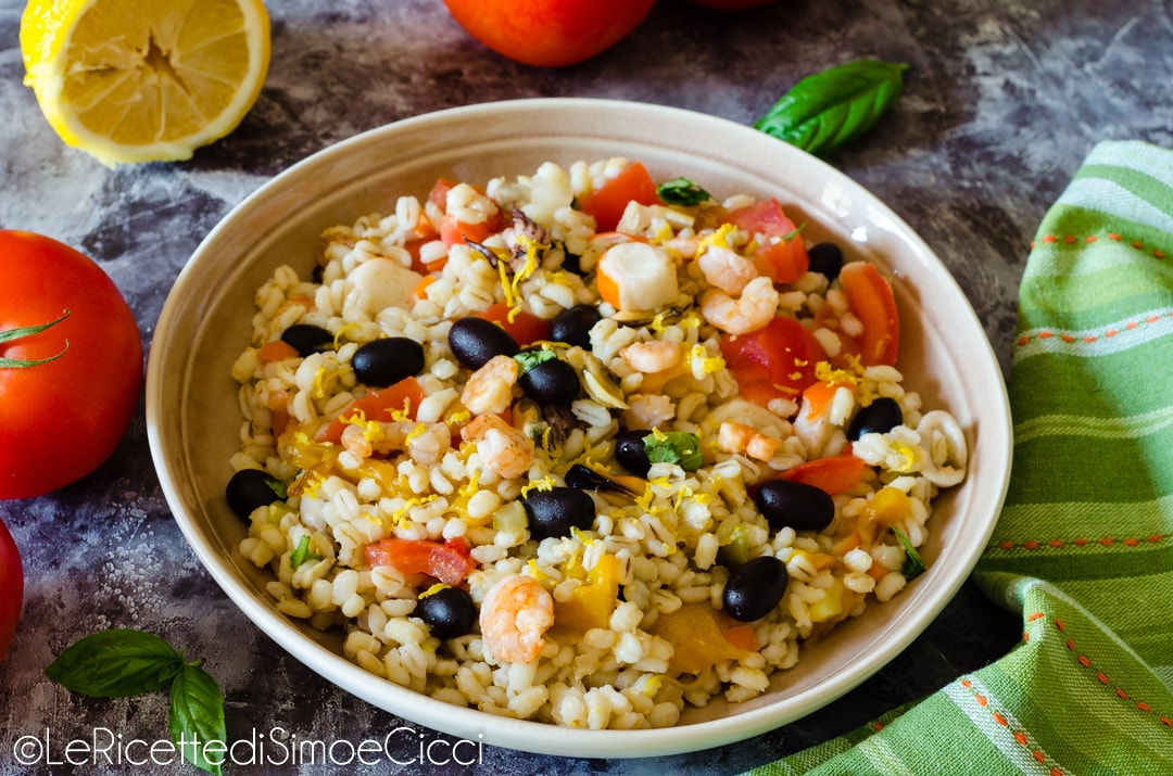 ¡Ensalada de cebada, fresca y sabrosa! Con verduras, gambas y aceitunas negras!
