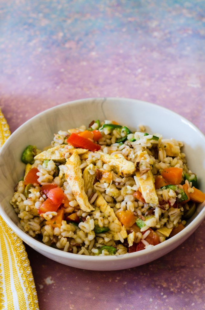 Ensalada de cereales con pollo y verduras