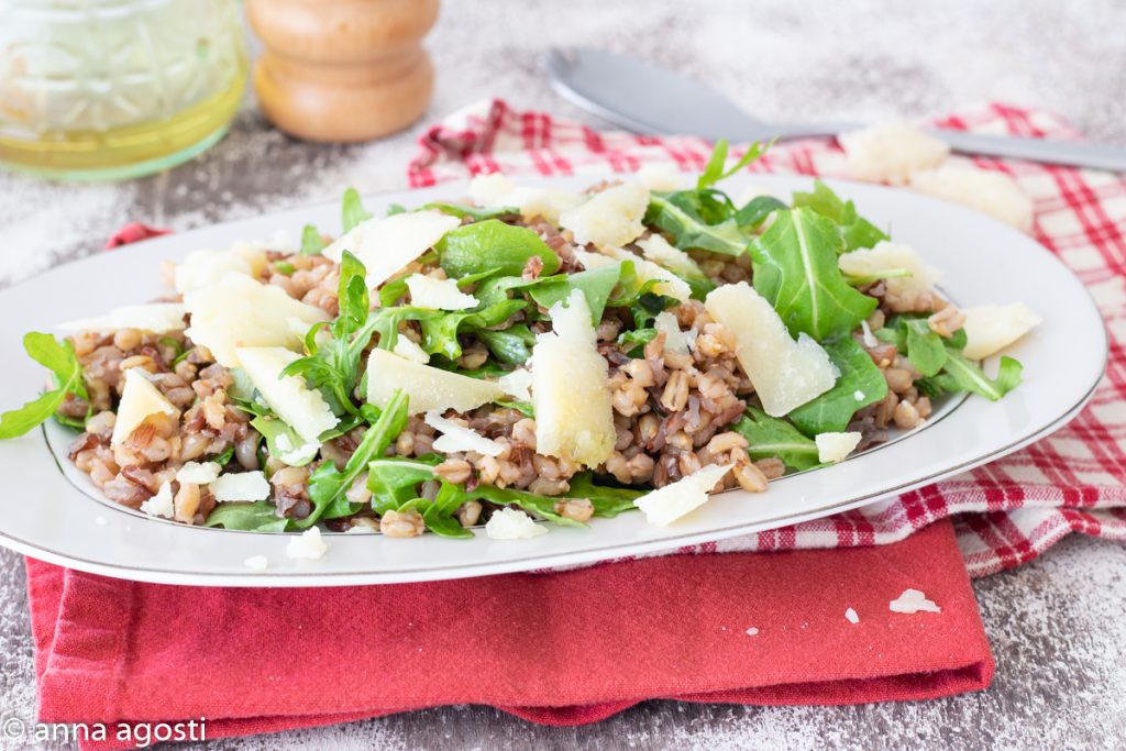 Ensalada de farro con rúcula y pecorino