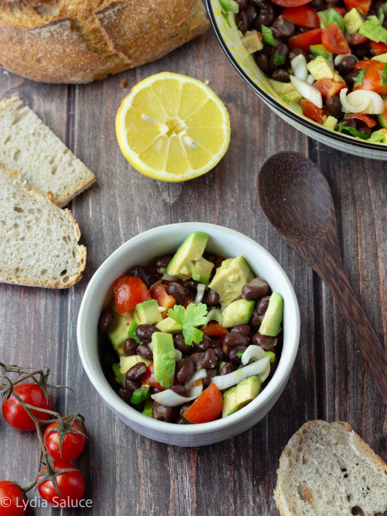 Ensalada de frijoles negros y aguacate