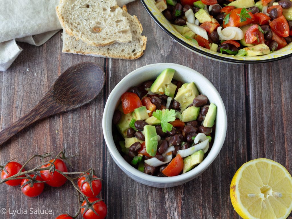 Ensalada de frijoles negros y aguacate