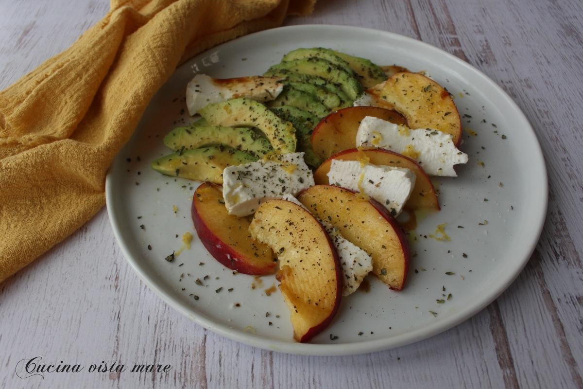 Ensalada de fruta y queso fresco