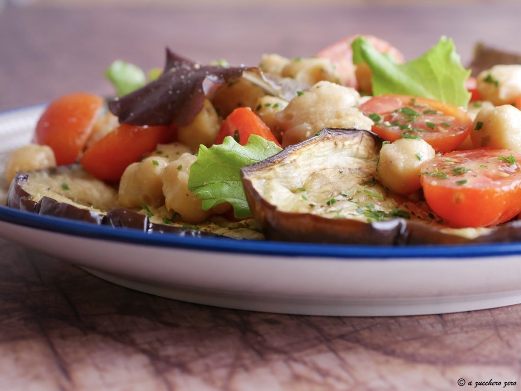 Ensalada de garbanzos, berenjenas y Ensalada de garbanzos, berenjenas y tomatitos
