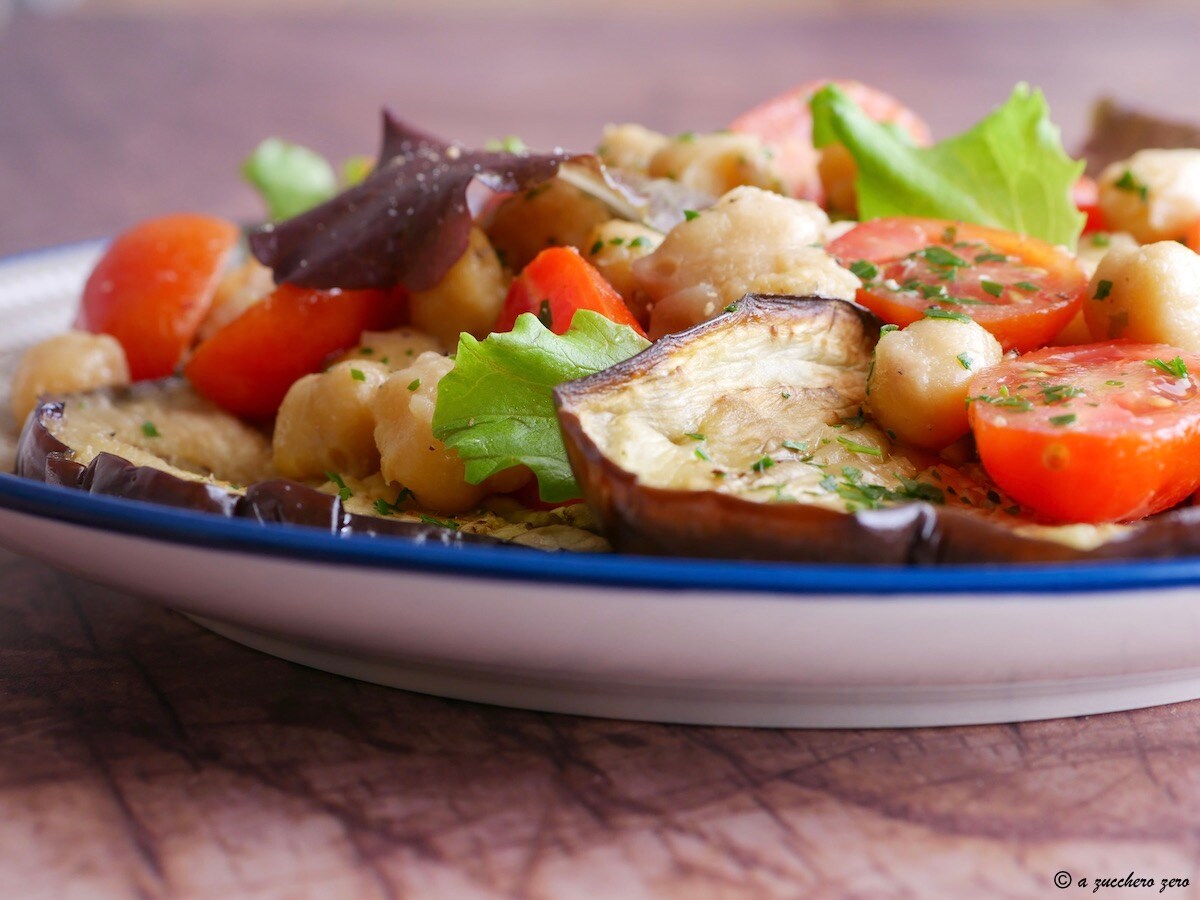 Ensalada de garbanzos, berenjenas y tomatitos