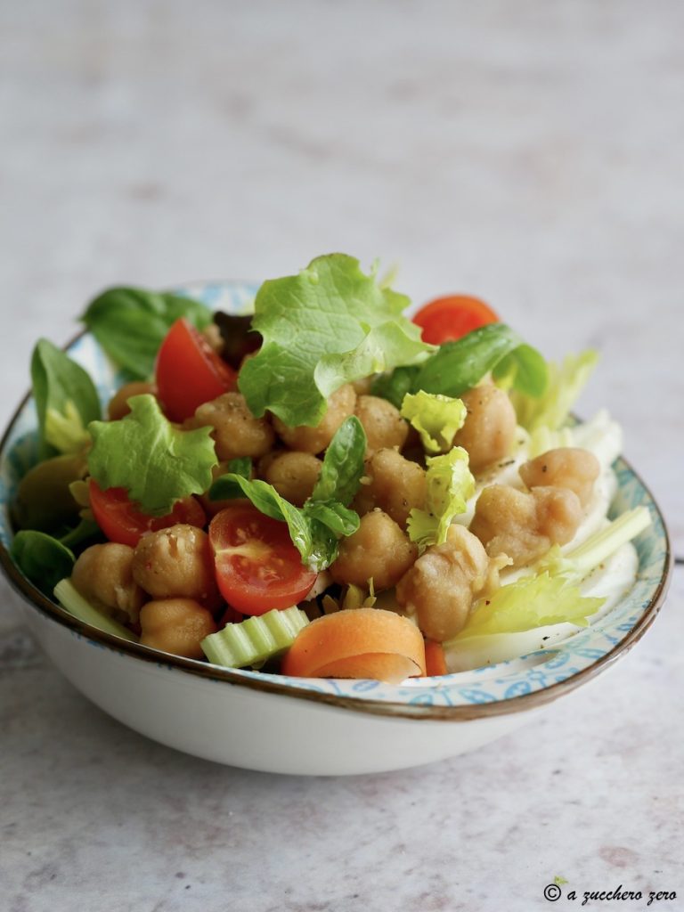 Ensalada de garbanzos y verduras crujientes