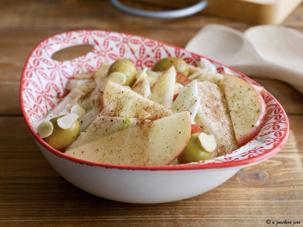 Ensalada de hinojo y manzanas con aceitunas, almendras y canela