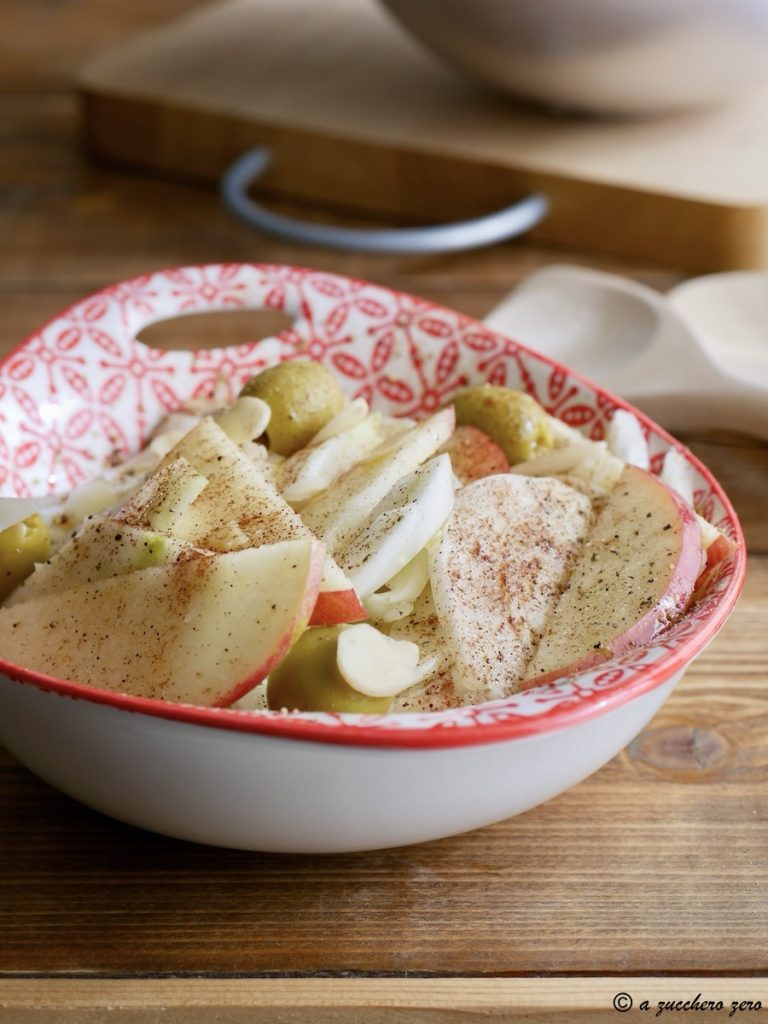 Ensalada de hinojo y manzanas con aceitunas, almendras y canela