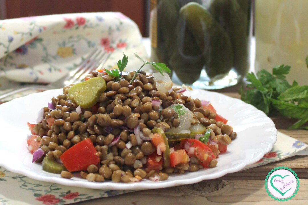 Ensalada de lentejas con tomates y encurtidos