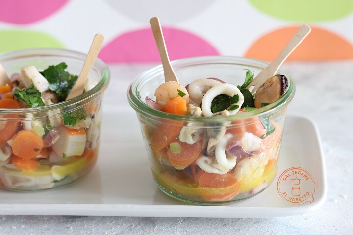 Ensalada de mariscos en cocción en frasco