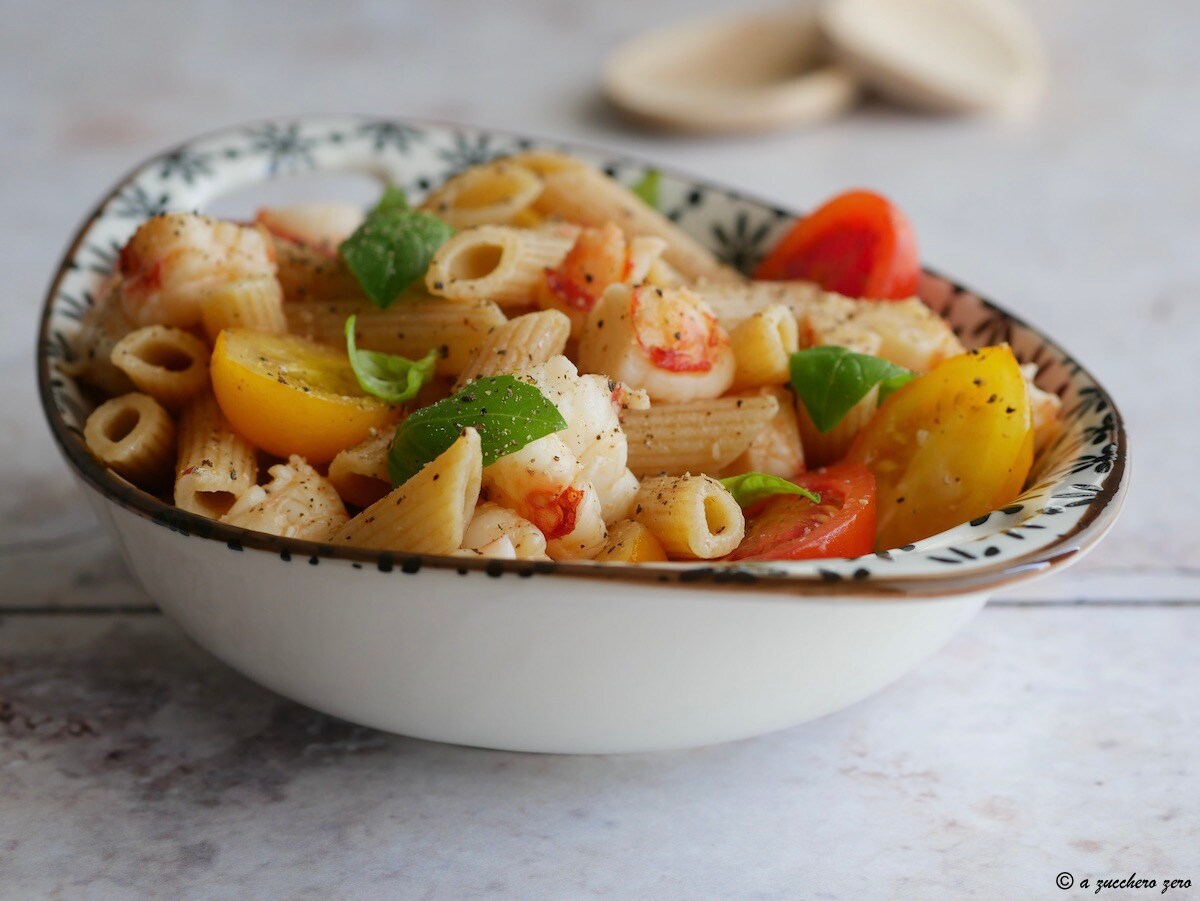 Ensalada de pasta fría con gambas y tomates cherry light