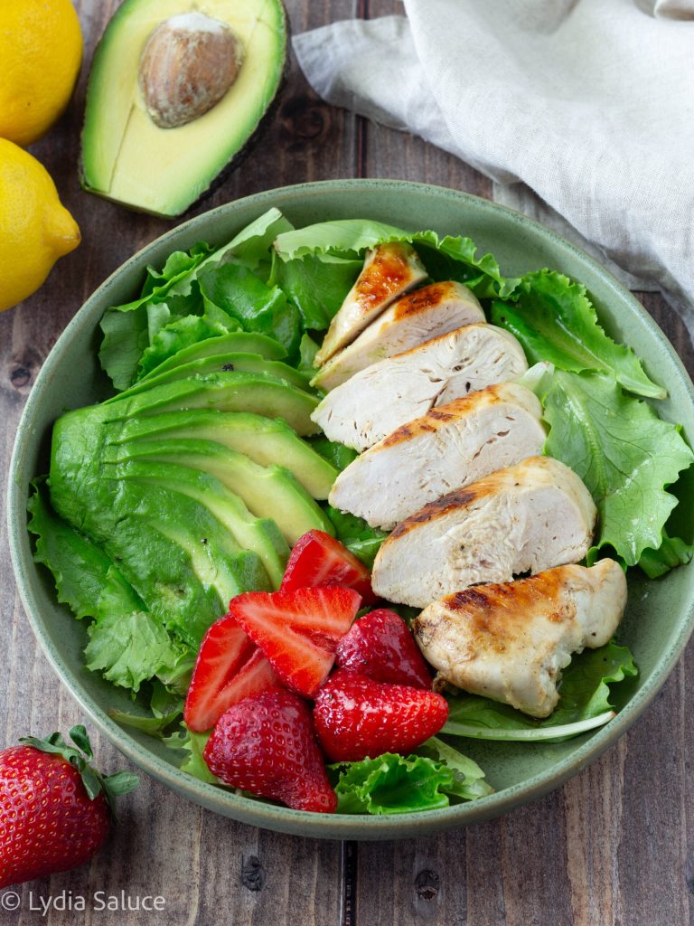 Ensalada de pollo, fresas y aguacate
