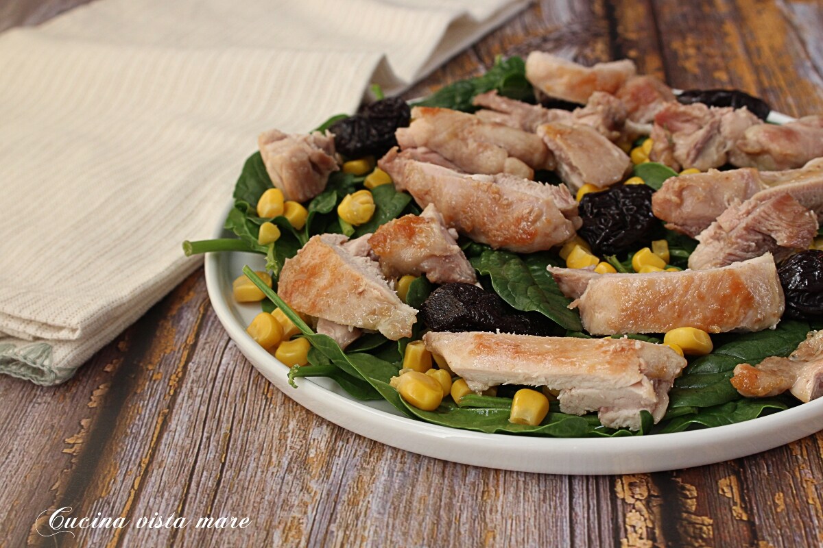 Ensalada de pollo maíz y ciruelas