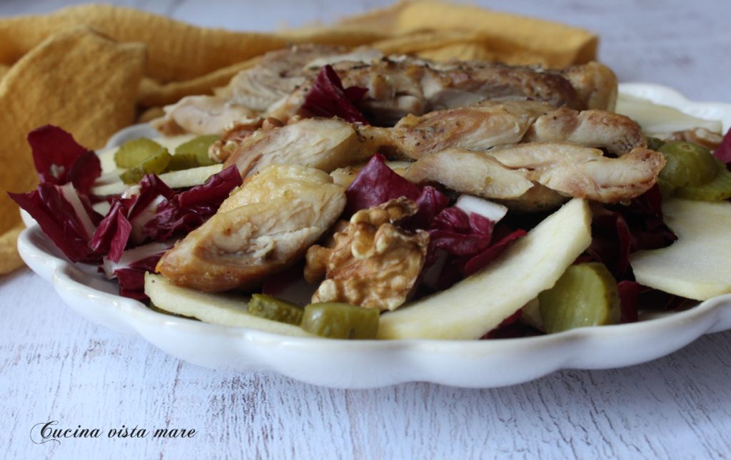 Ensalada de pollo, radicchio y manzanas Cocina vista al mar