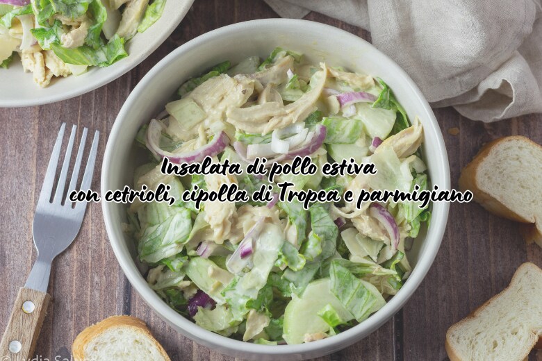 Ensalada de pollo veraniega con pepinos, cebolla de Tropea y parmesano