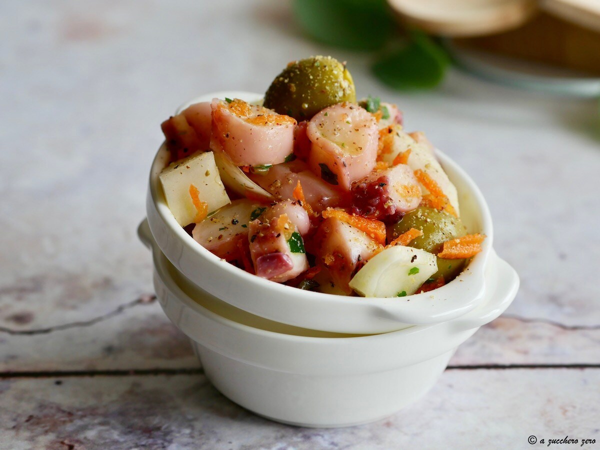 Ensalada de tentáculos de calamar cocido y cortado