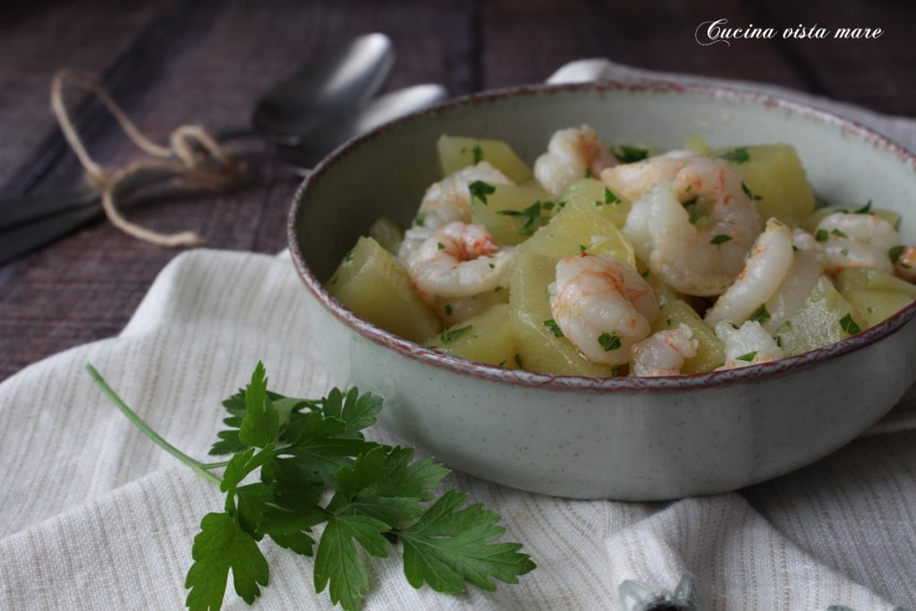 Ensalada de gambas y patatas Cocina vista al mar