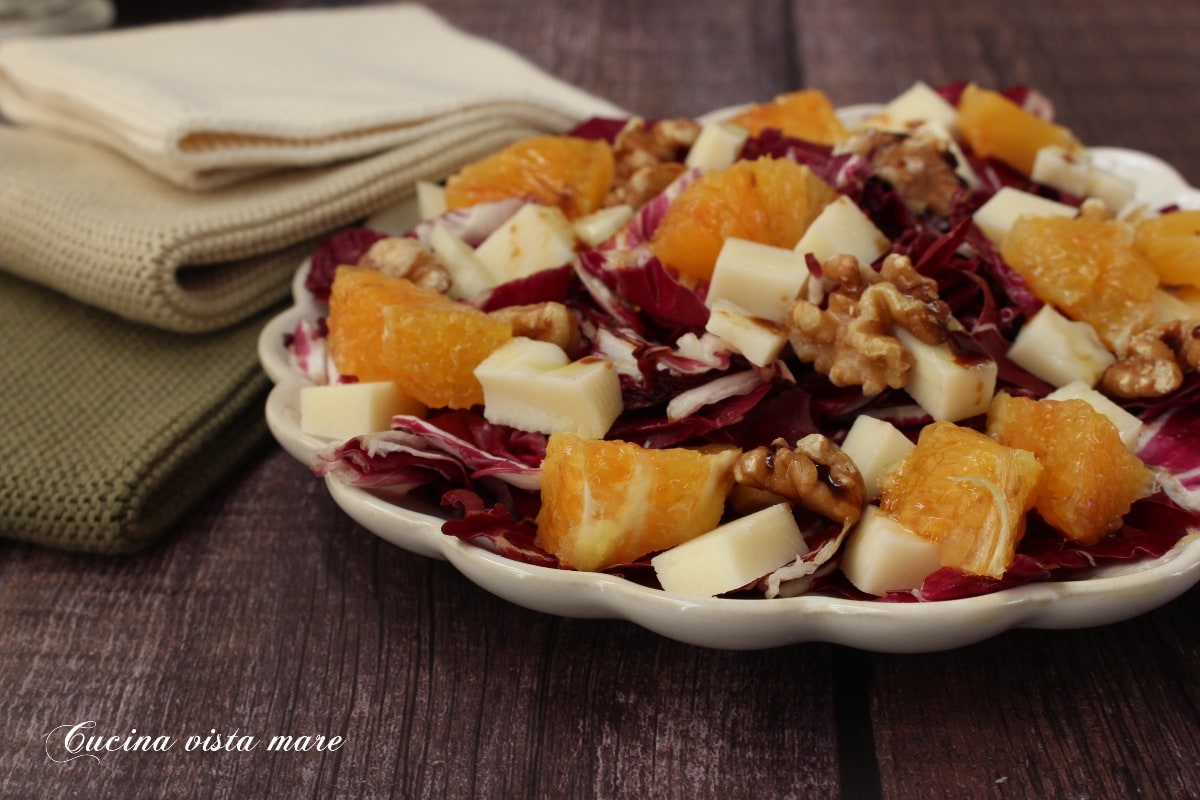 Ensalada de radicchio, queso caciotta y nueces