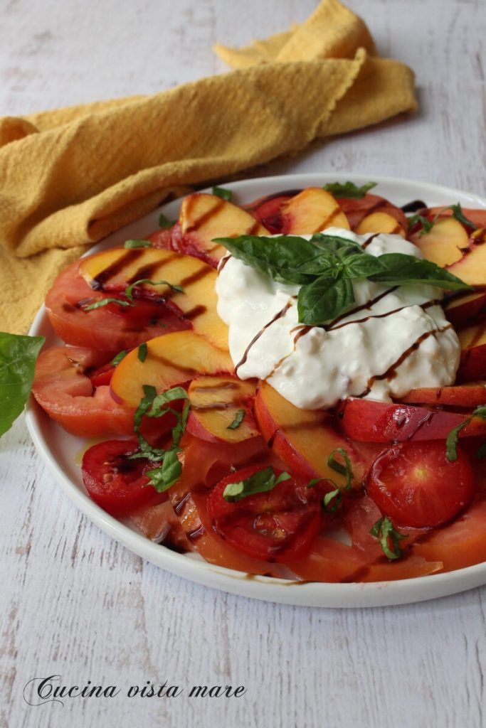 Ensalada de tomates, melocotones y stracciatella Cocina vista al mar