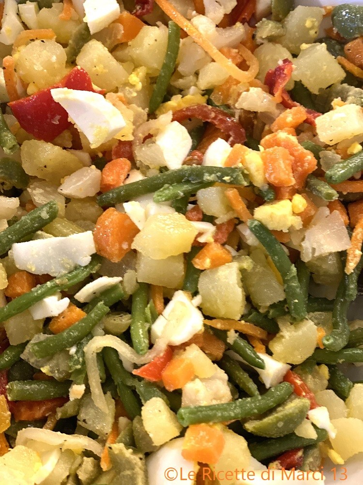 Ensaladilla rusa napolitana rosada con remolacha roja