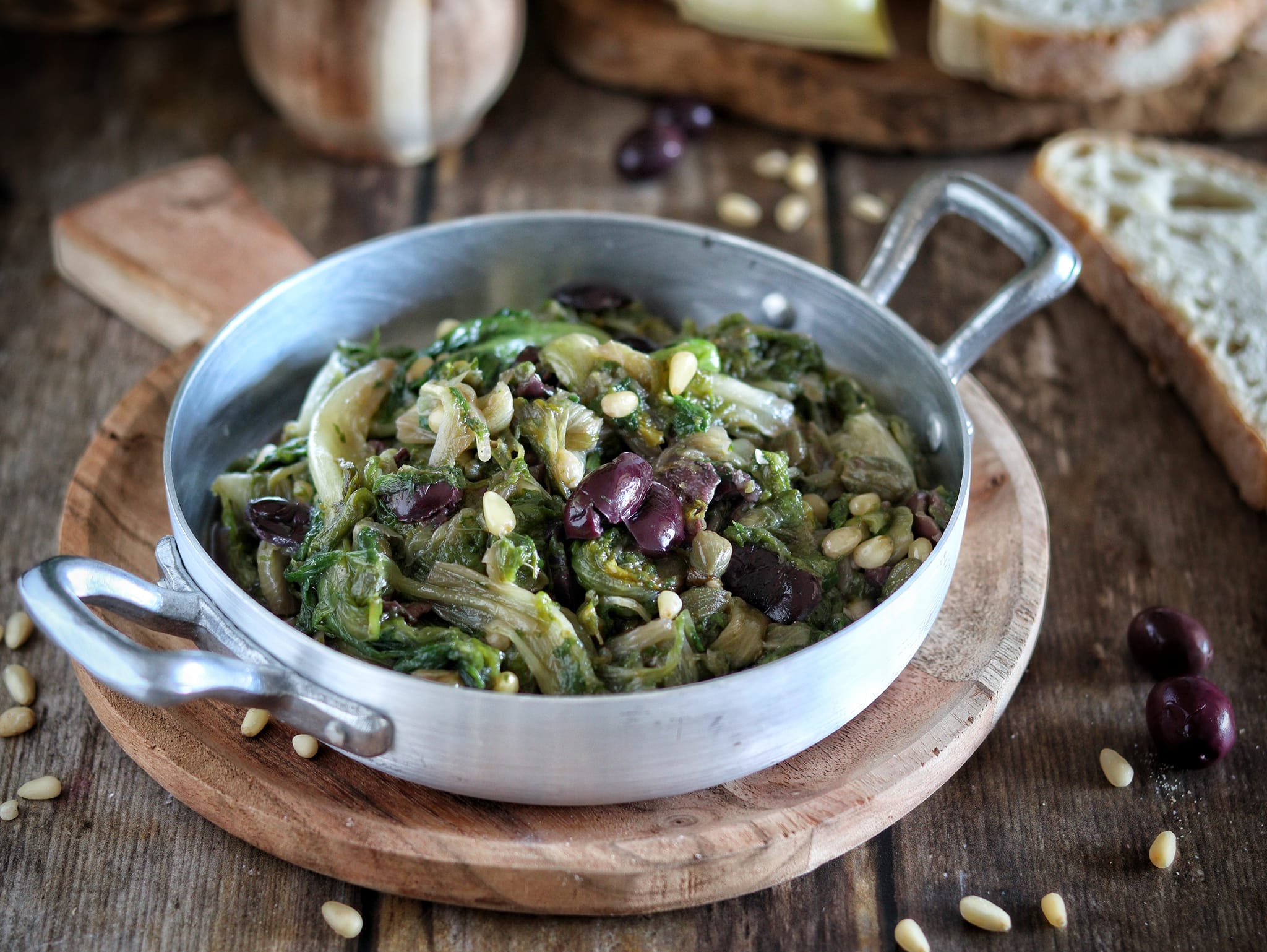 Escarolas a la sartén a la napolitana