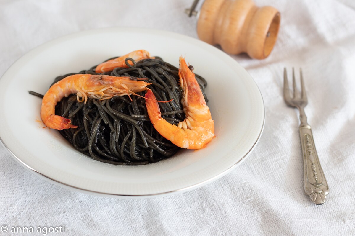 Espaguetis al nero di sepia y langostinos
