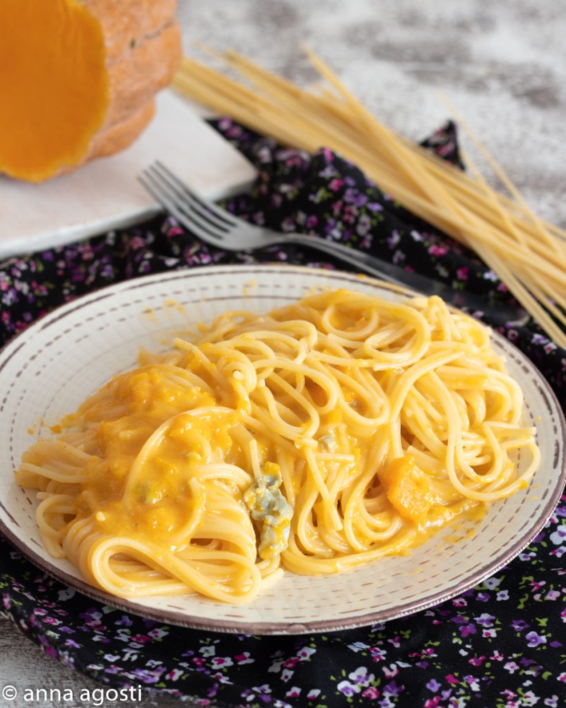 Espaguetis cremosos con calabaza y gorgonzola