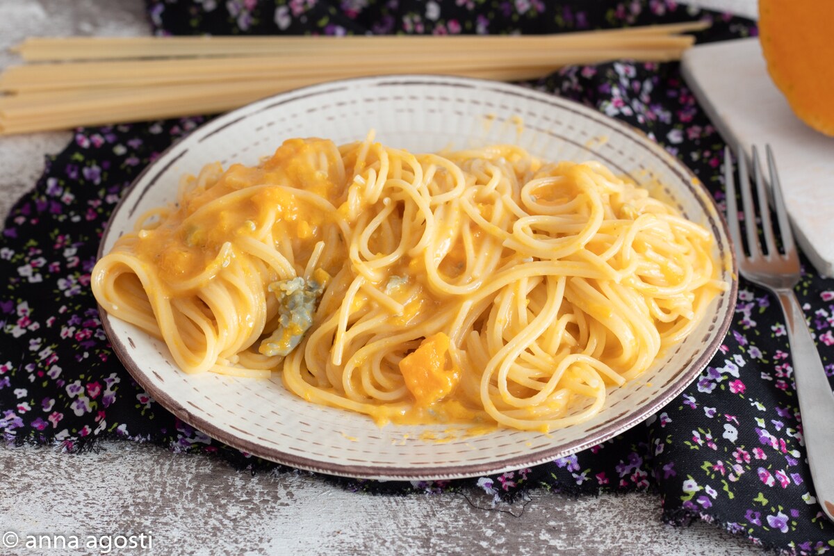 Espaguetis cremosos con calabaza y gorgonzola