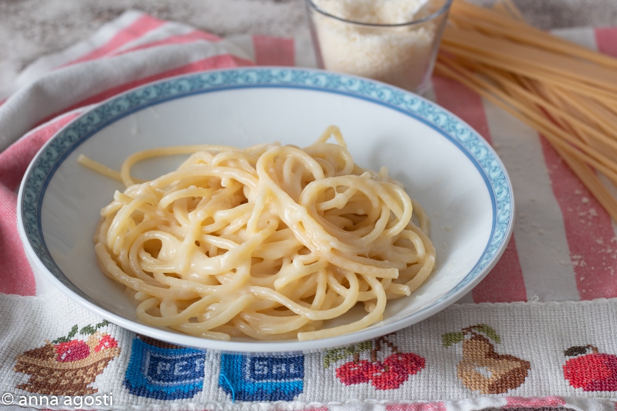 Espaguetis con mantequilla y parmesano
