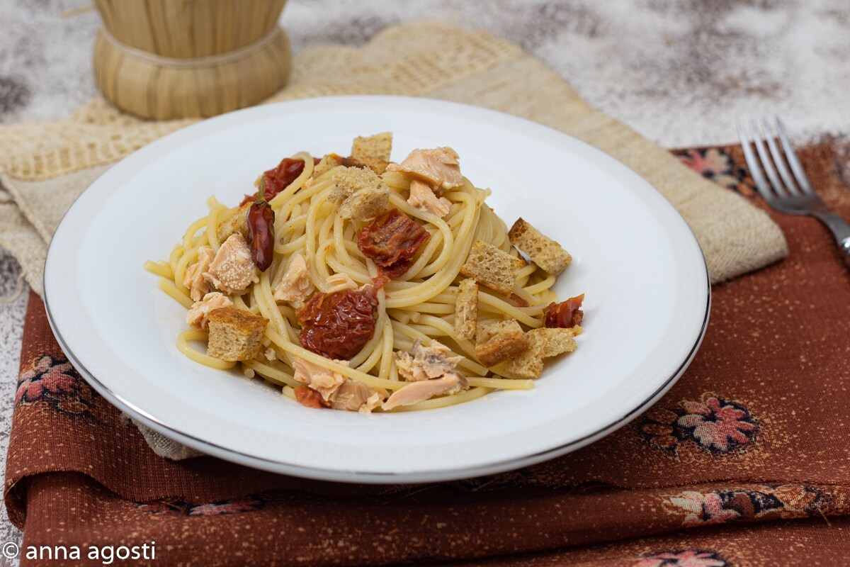 Espaguetis con trucha y tomates secos