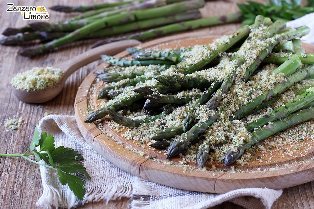 Espárragos a la parrilla con crumble