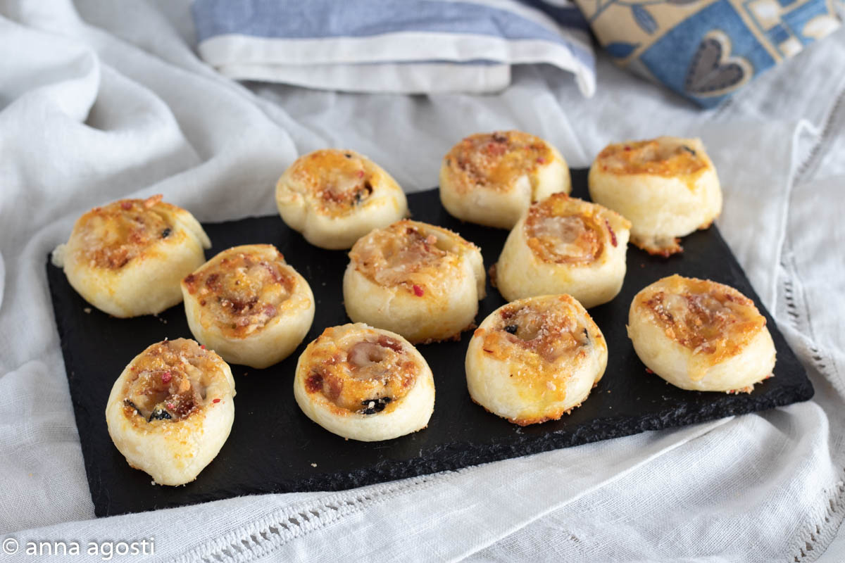 ESPIRALES DE HOJALDRE RICOTTA Y ACEITUNAS