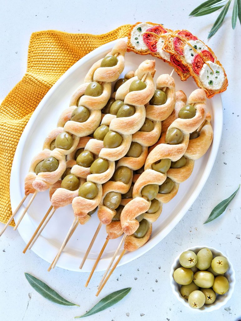 Espirales de pan y aceitunas