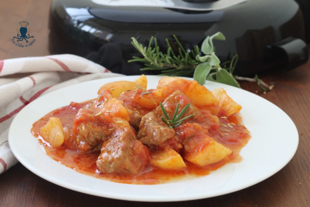 Estofado a la cazadora con patatas en el multicooker1