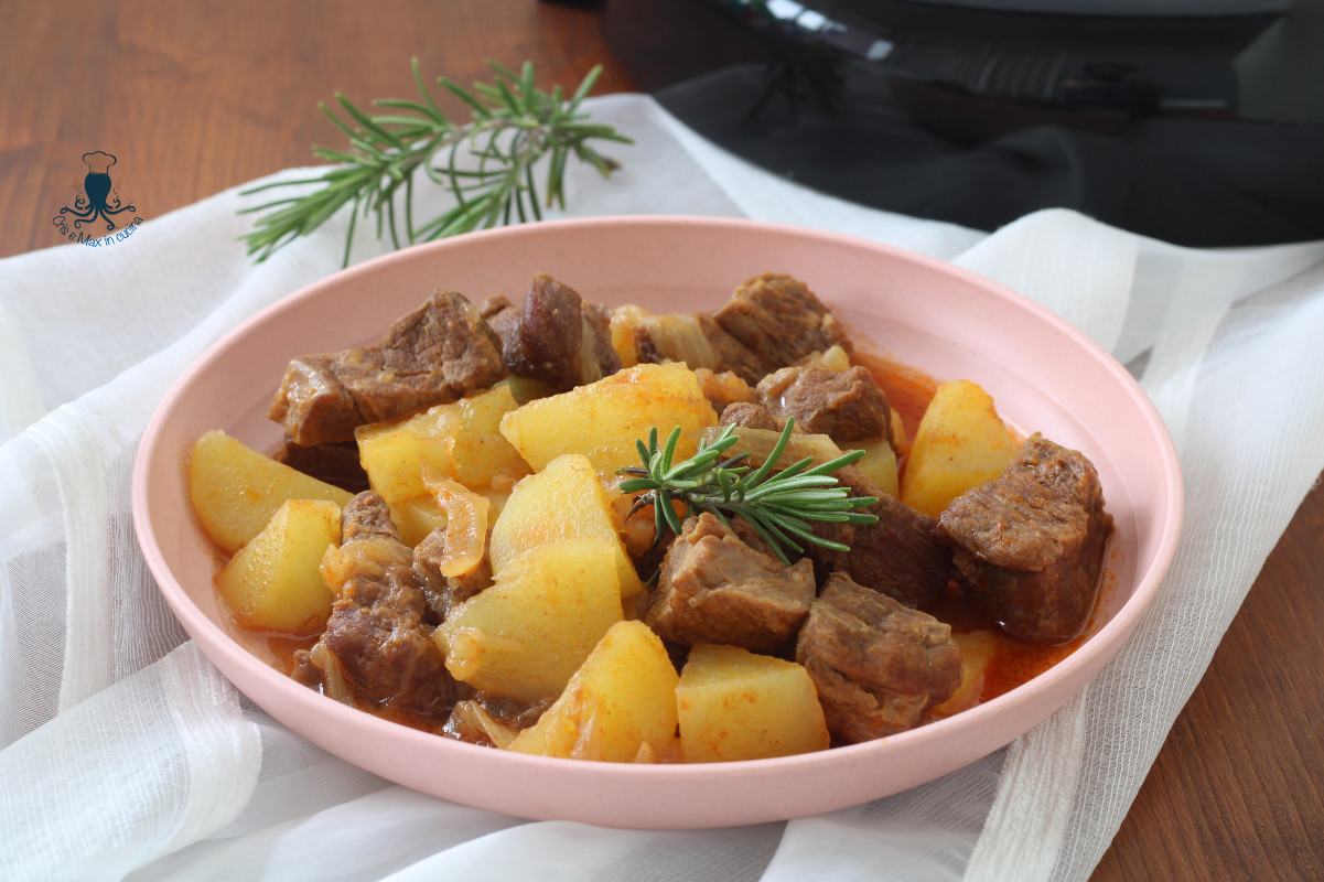 Estofado con patatas y cebollas en la multicocina