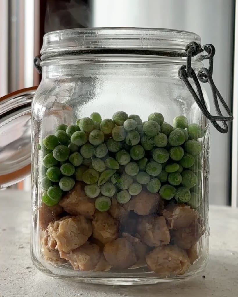 trozos de soja y guisantes en el tarro