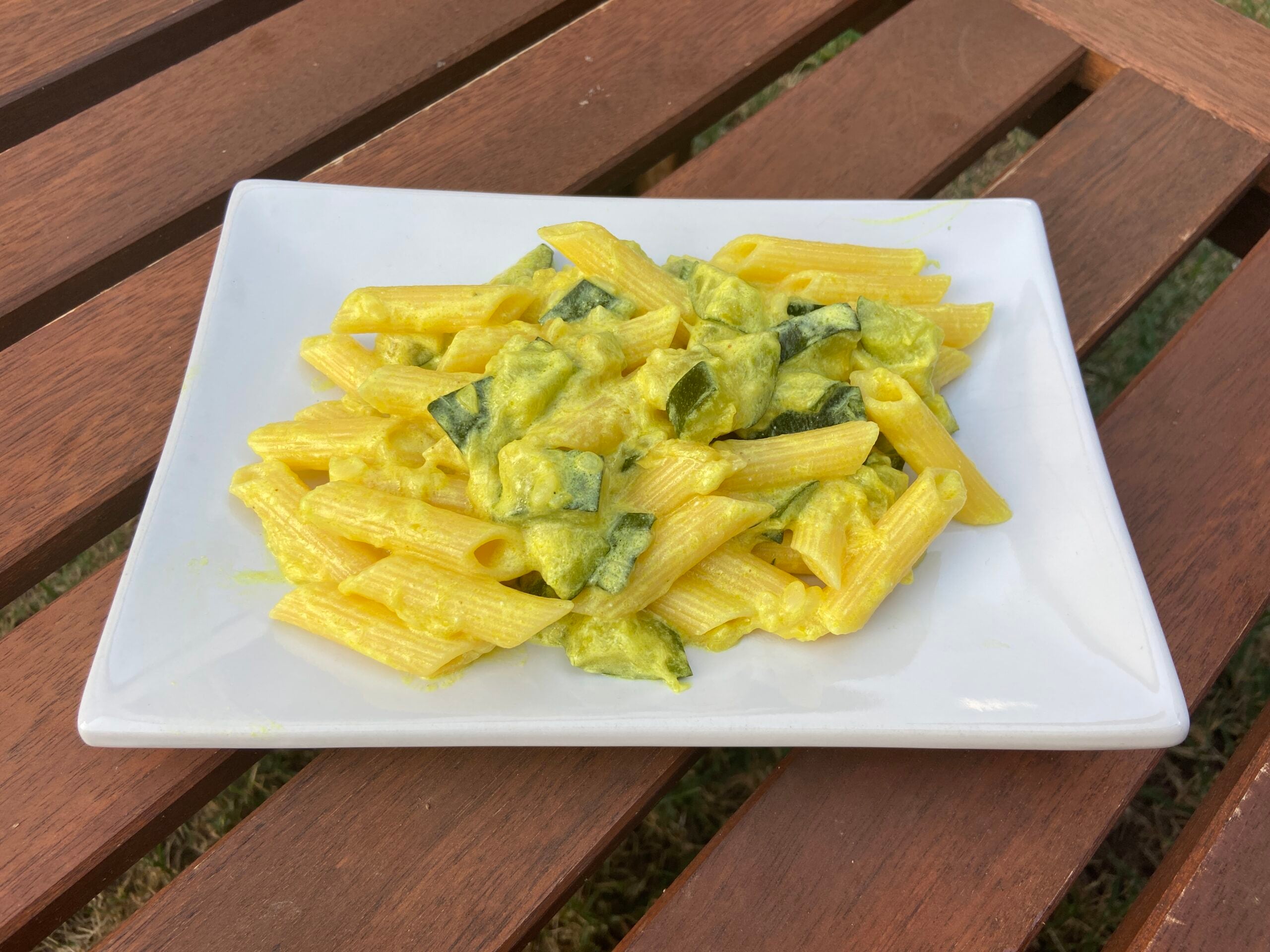Pasta de maíz con calabacines y cúrcuma