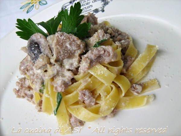 tagliatelle funghi e salsiccia