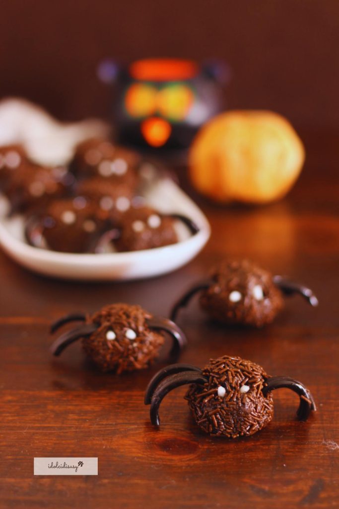 dulces de halloween de chocolate fáciles con regaliz y fideos