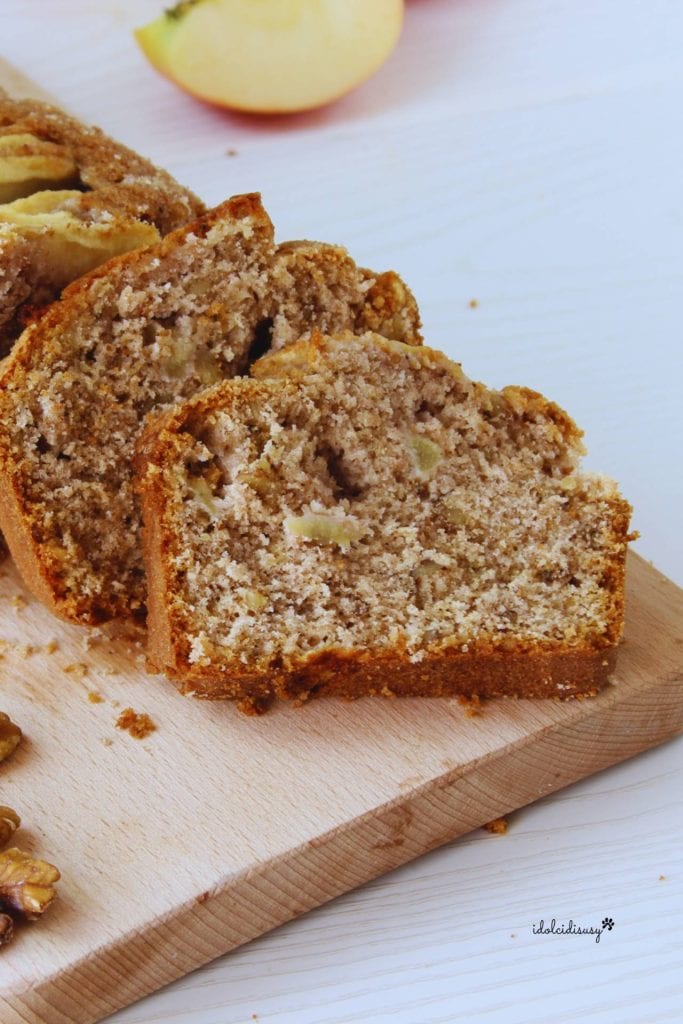 Rebanadas de plumcake de manzana y nueces esponjoso y aromático, con trozos de manzana y nueces visibles en la masa.