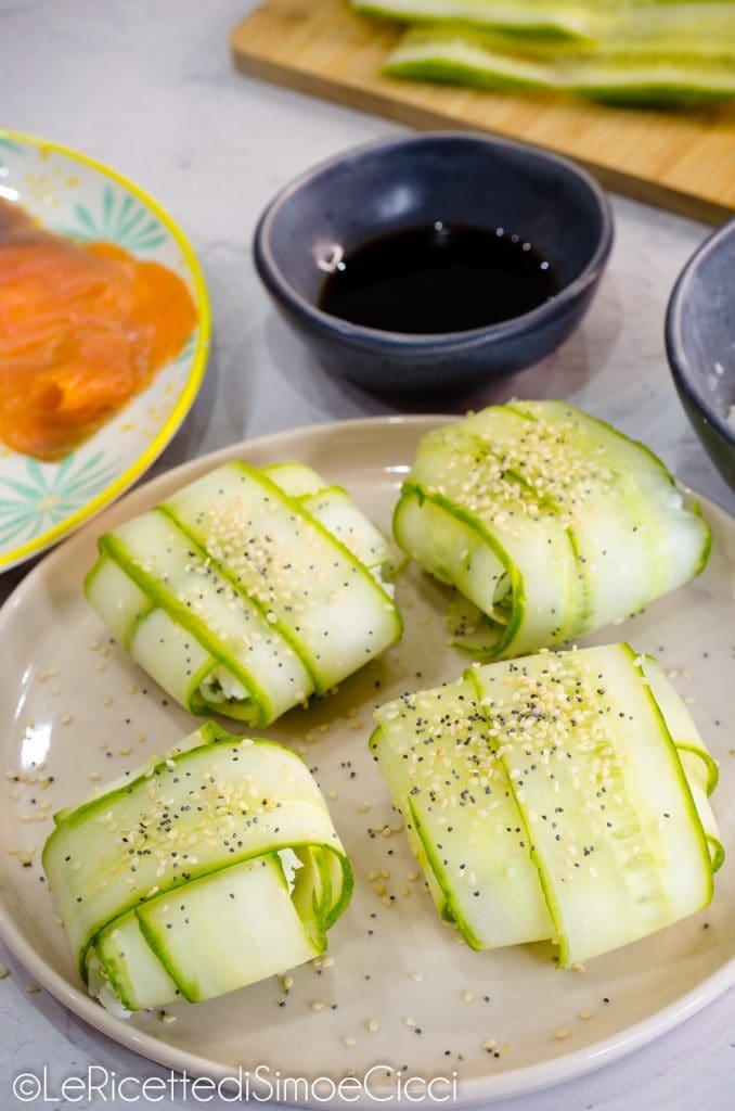 Paquetitos de pepino o falso sushi de pepino con salmón y aguacate
