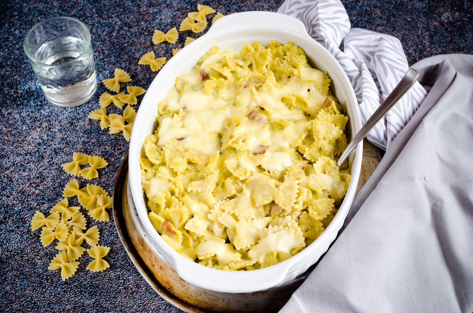 Pasta al horno con coliflor speck y queso
