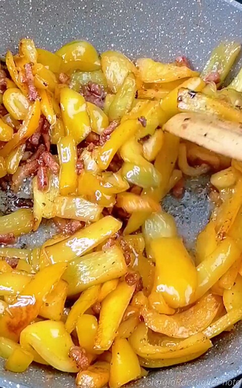 Fettuccine con pesto de pimientos