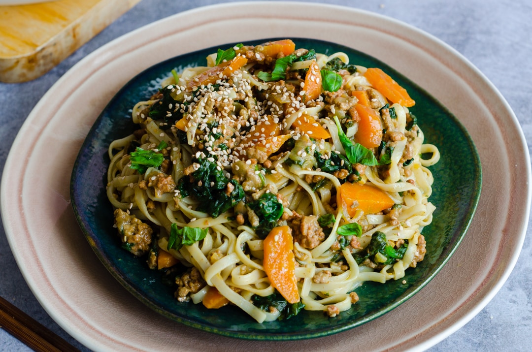 Fideos con carne y verduras fáciles y sabrosos – listos en menos de 30 minutos