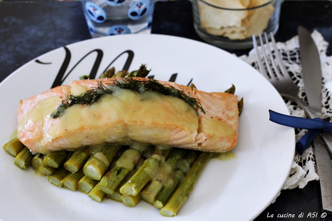 Filete de salmón fresco con espárragos al horno