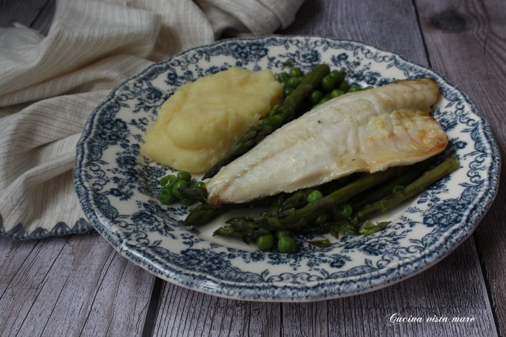 Filetti di branzino con gli asparagi Cucina vista mare