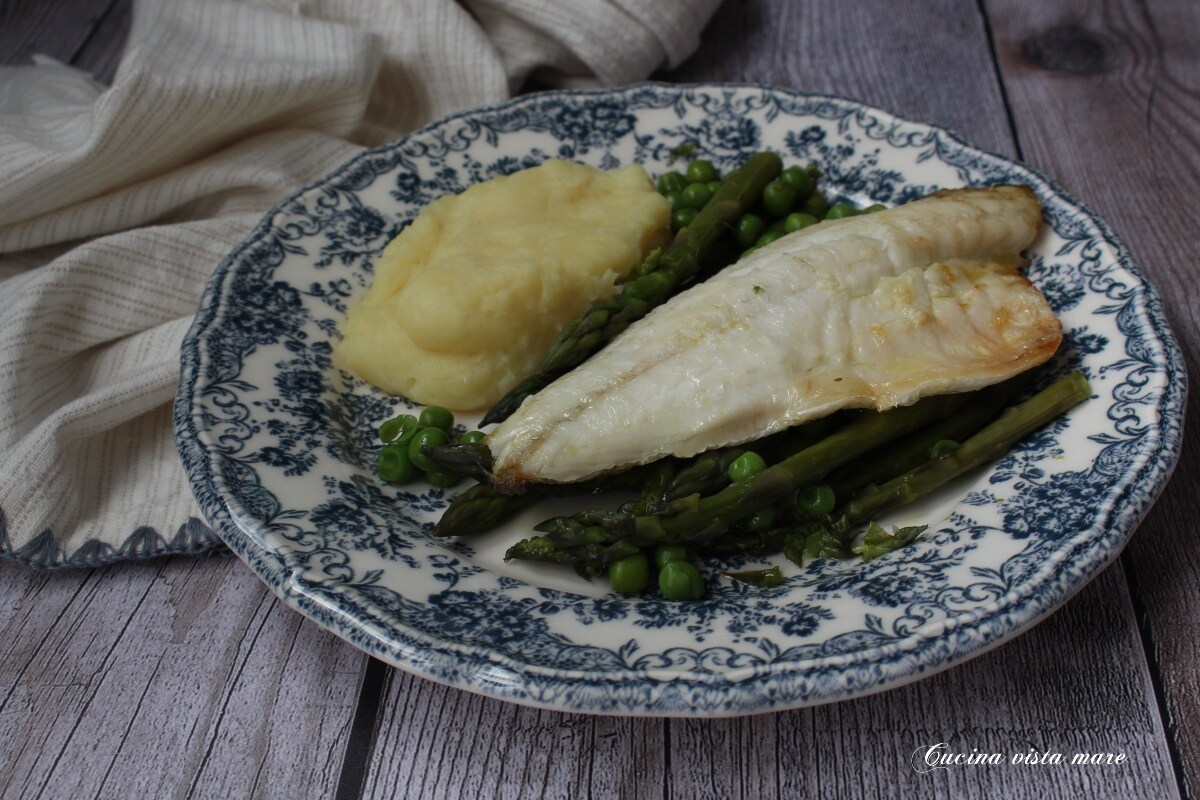 Filetes de lubina con espárragos
